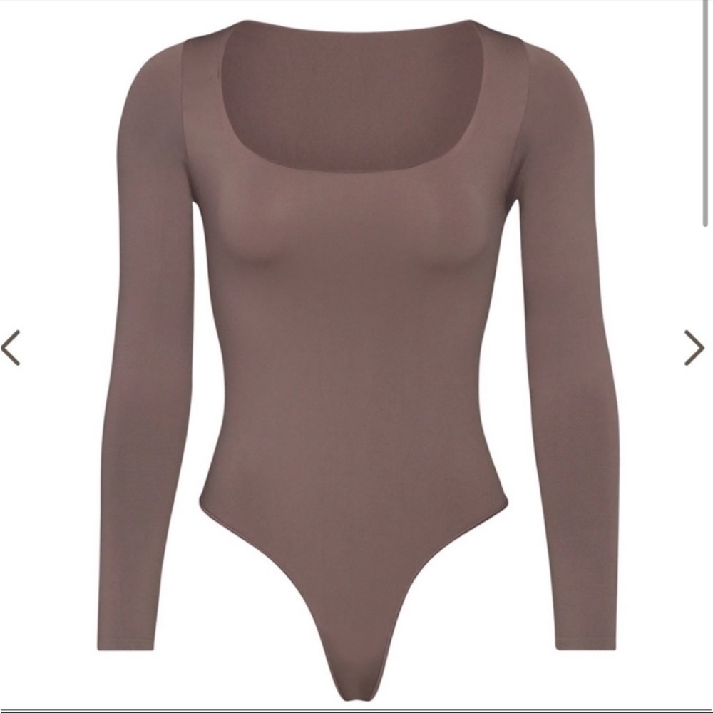 SKIMS Essential long sleeve scoop neck bodysuit NEW
